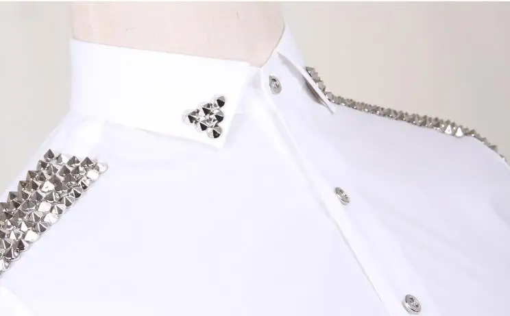 Модный бренд Повседневное Для мужчин рубашки Бизнес Slim Fit Черный и белый сценический Мужской рубашка для певца певец этап Для мужчин рубашки в полоску с заклепками