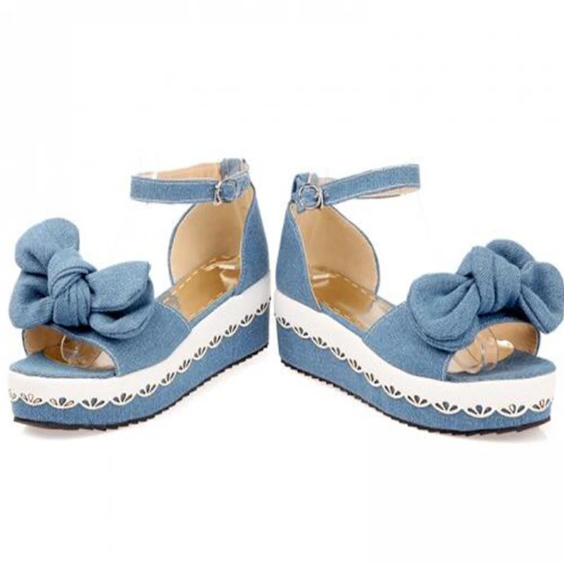 Летние женские босоножки из джинсовой ткани на устойчивой танкетке с бантом