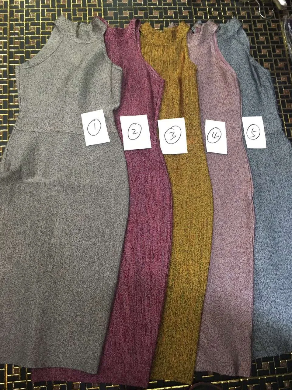 Женское платье-карандаш элегантное оранжевое серое фиолетовое с высоким воротом