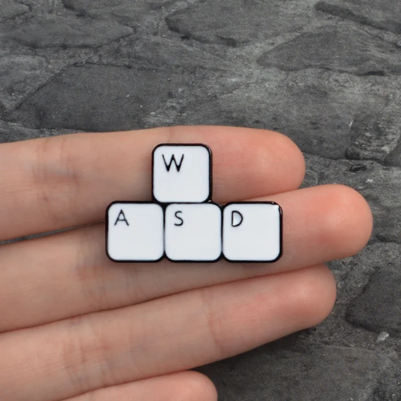 Белая металлическая эмалированная брошь WASD для игры в веер клавиатура Key Bad Pin