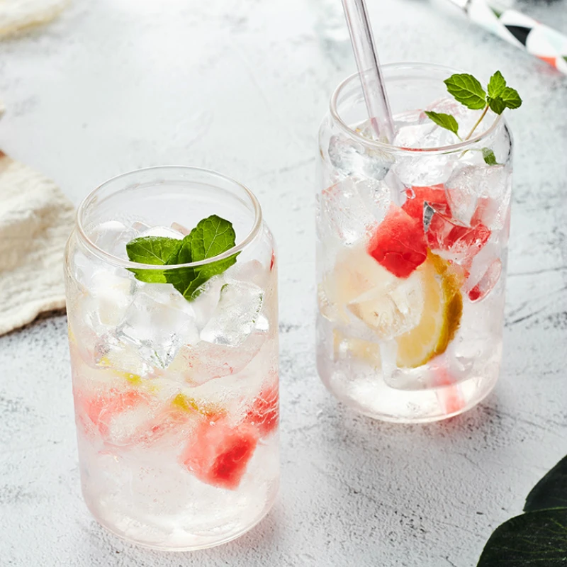 Кружка для колы из прозрачного стекла в современном минималистичном стиле