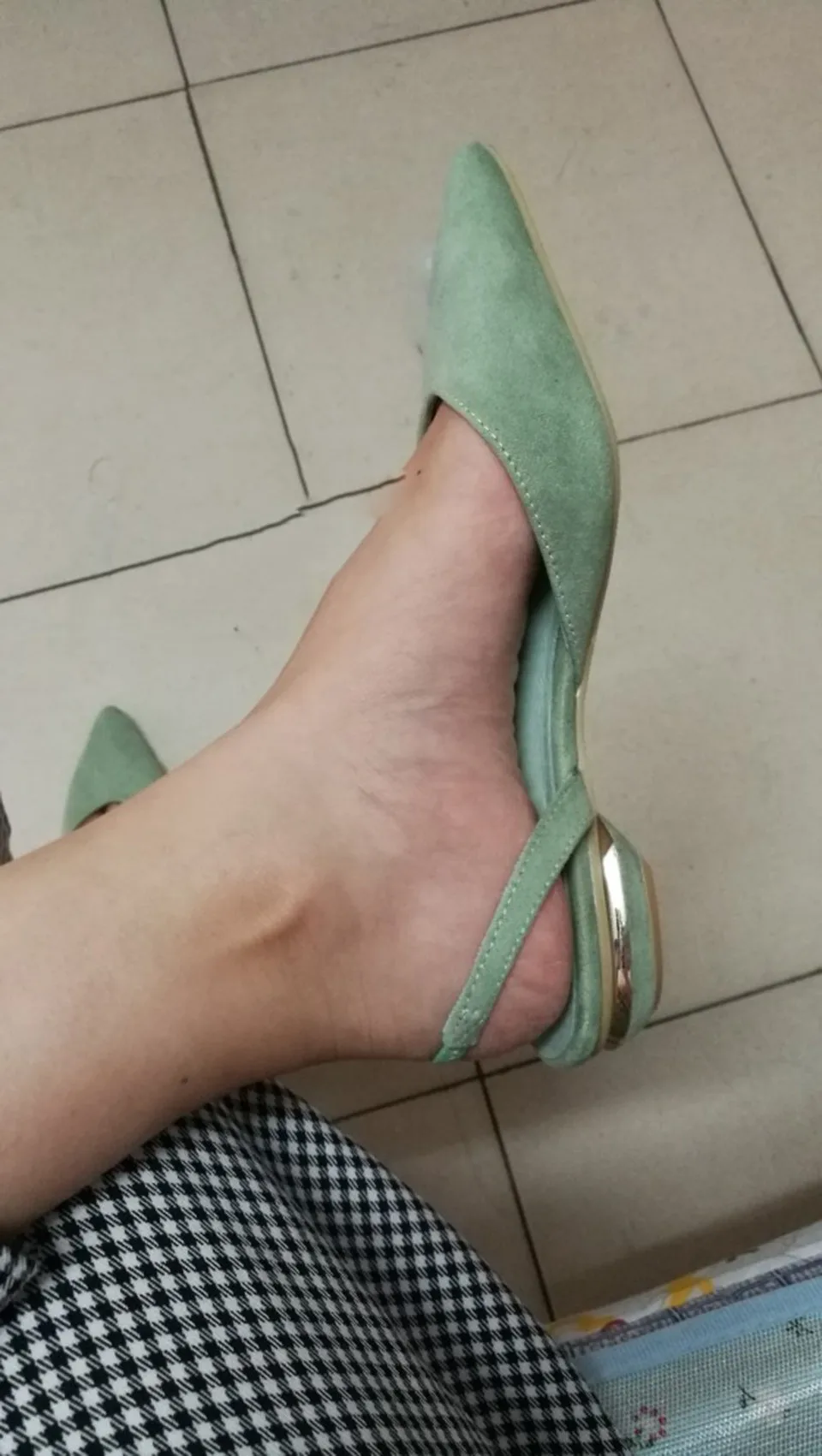 Дешевая обувь фарфора плоские Slingback зеленый конфеты павлин дам женщин свадьба сандалии Остроконечные дизайнер красивая замша европейская Мода последние весенняя осень отправка капель