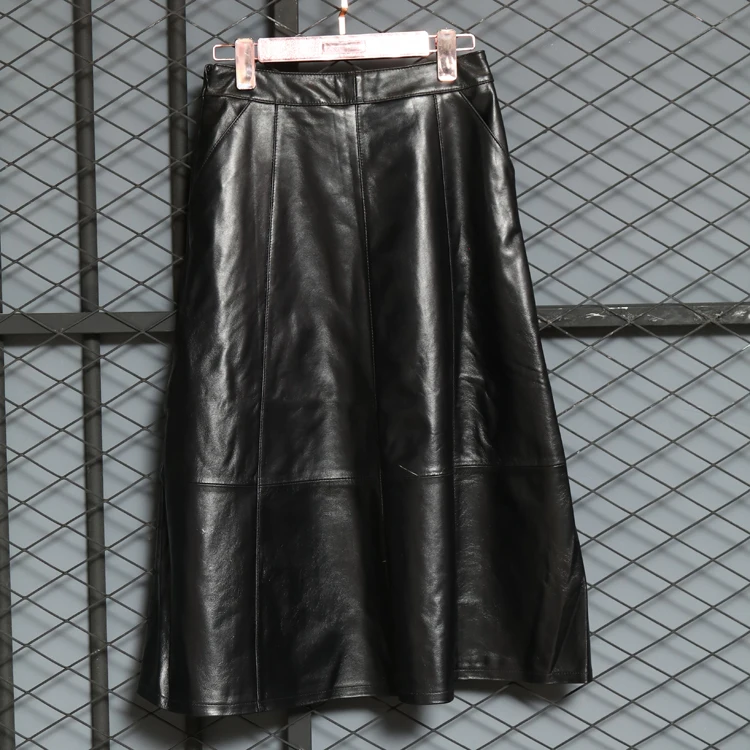 Женская юбка-трапеция из натуральной овчины средней длины черного цвета размера