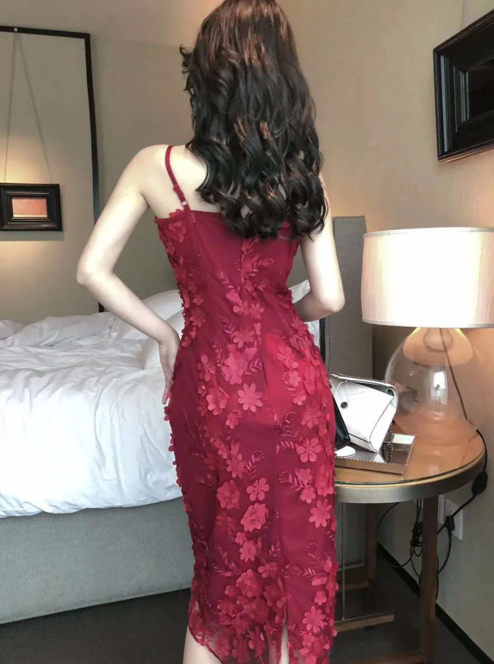 Женское платье с открытой спиной кружевное без бретелек разрезом и цветочным