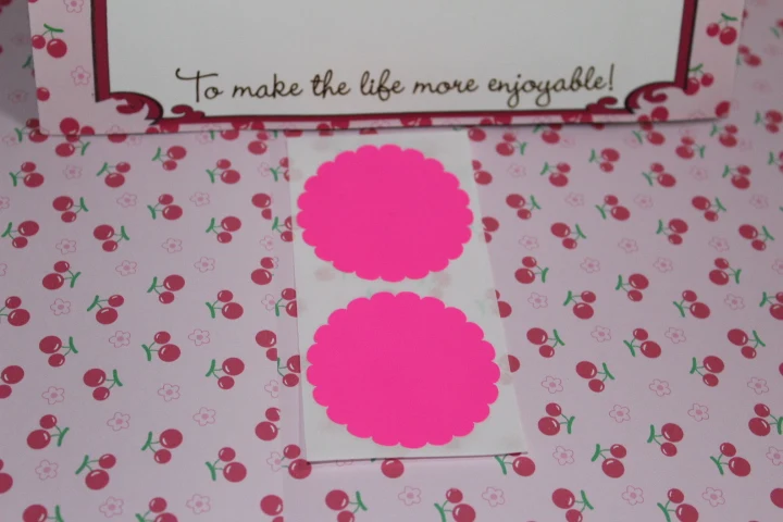 Неоновая розовая зубчатая круглая наклейка 5 см