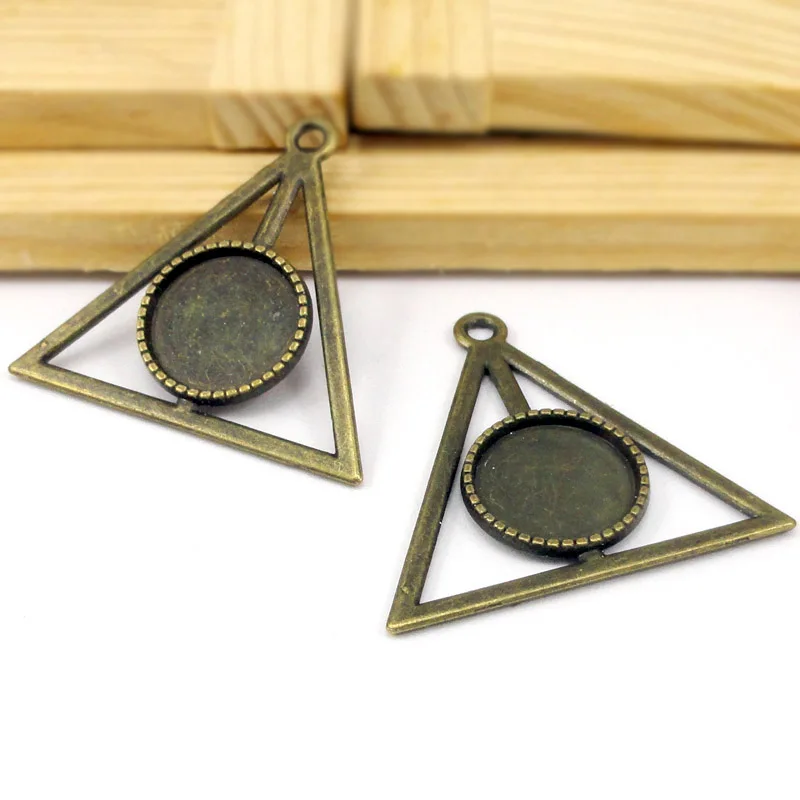 

20pcs--Antique Bronze Triangle Cameo Cabochon Base Setting, inner 16mm