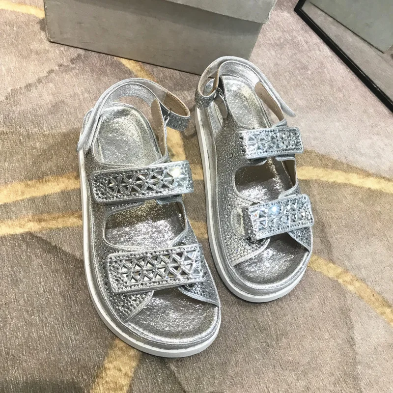 Sandalias mujer/ г.; обувь; женские босоножки на платформе со стразами; шикарные пляжные сандалии с кристаллами; обувь с открытым носком; chaussures femme; Цвет Серебристый