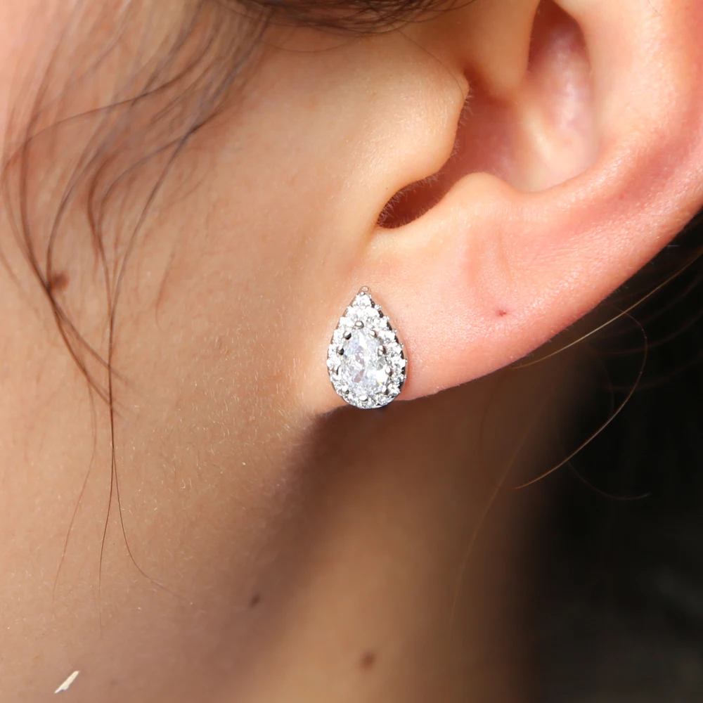 Женские асимметричные серьги гвоздики изящные в форме капли с фианитами