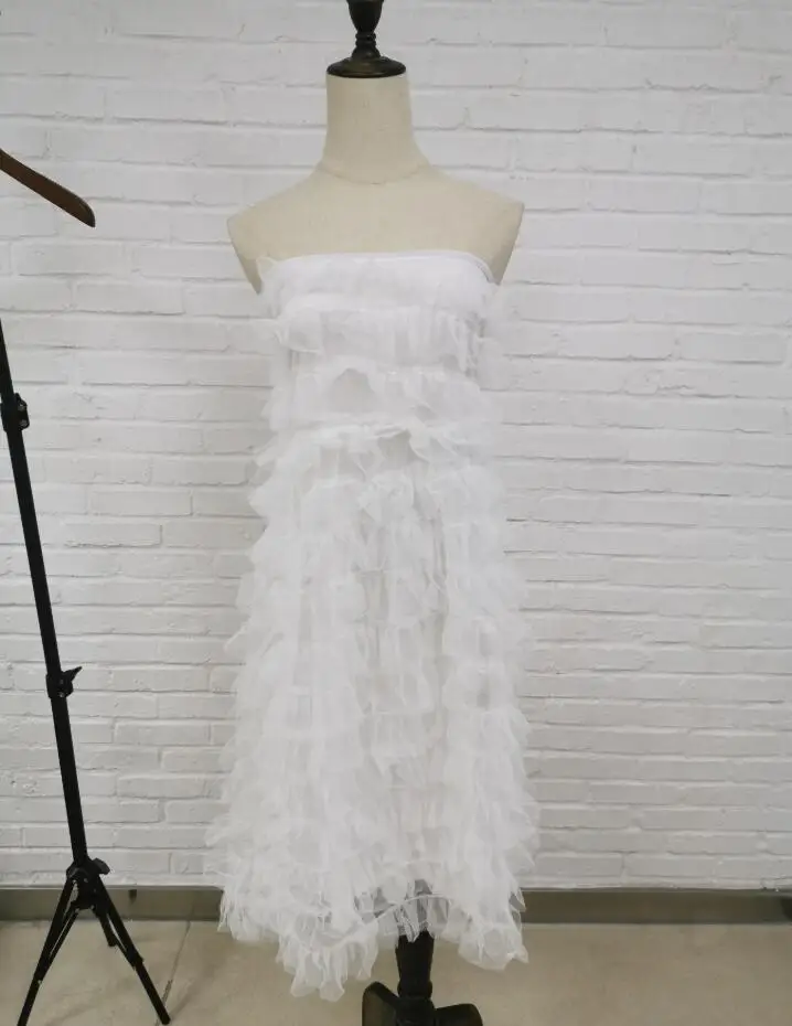 Женское вечернее платье с кисточками средней длины открытыми плечами без