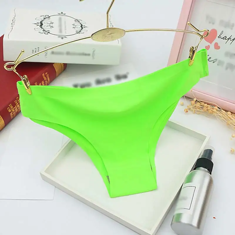 Fluorescent green Новое женское сексуальное нижнее белье ледяной шелк без следа трусы Низкая талия Бесшовные нижнее белье трусики аксессуары хипстерские - Цвет: Fluorescent green