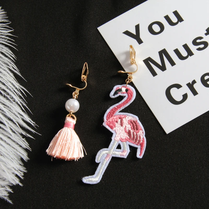 Flamingos tassels Бренд Grace Jun стиль ткань кисточка плюшевый шар собака кошка Фламинго кролик сова в форме животного Клипсы Серьги не пирсинг для женщин - Окраска металла: Flamingos tassels