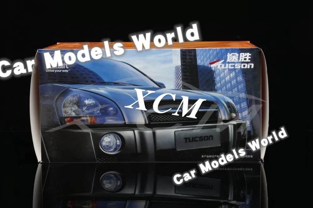 Модель литая автомобиля для старого внедорожника Tucson 1:18 (красный) сломанная