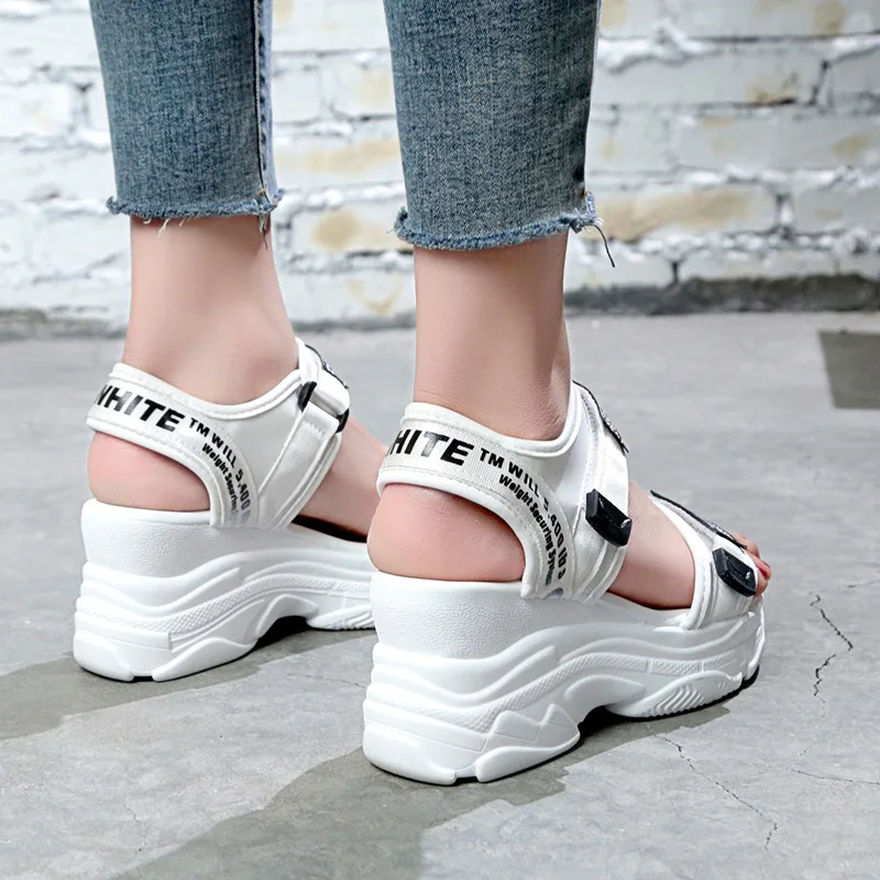 Женские летние сандалии с пряжкой дизайн черный белый цвет Удобные на платформе