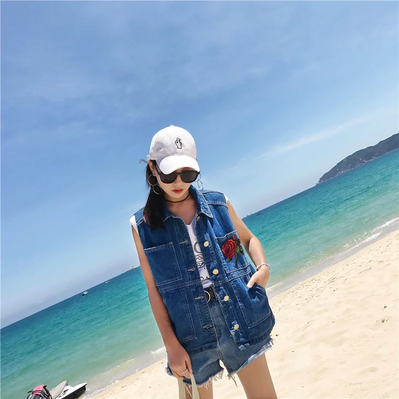 Женская куртка бомбер на весну и осень джинсовая ветровка с цветочной вышивкой