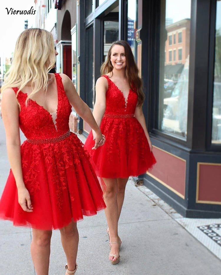Короткое коктейльное платье с аппликацией и бисером красное вечернее v образным