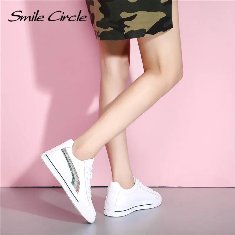 Женские кроссовки Smile Circle белые из натуральной кожи на плоской подошве со