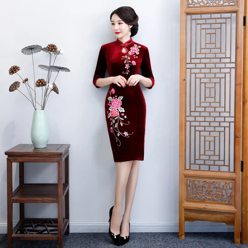 Осень Зима размера плюс бархат Qipao Элегантный женский китайский ручной работы Кнопка Тонкий Cheongsam Винтаж с цветочным принтом вечернее платье