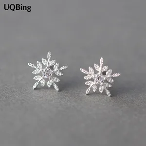 Серьги-гвоздики из серебра 925 пробы в виде снежинки