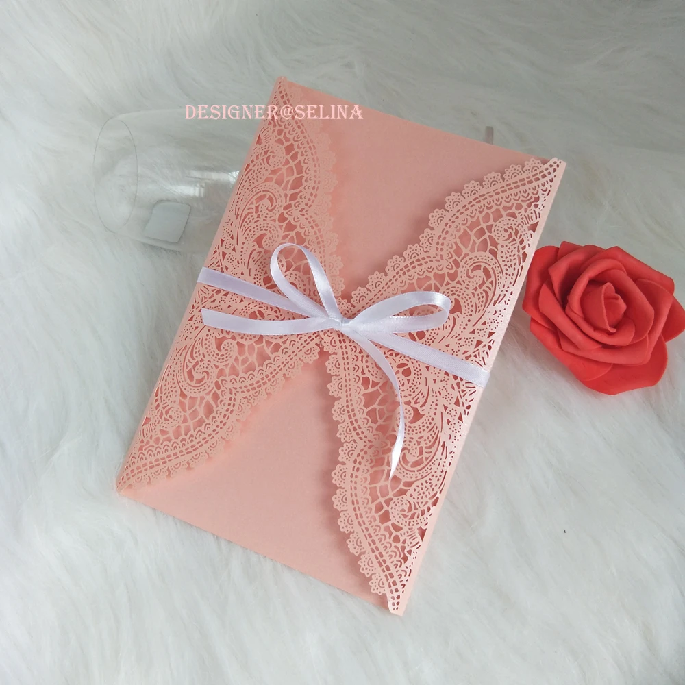Розовые кружевные приглашения Quinceanera с индивидуальным цветовым принтом и белой