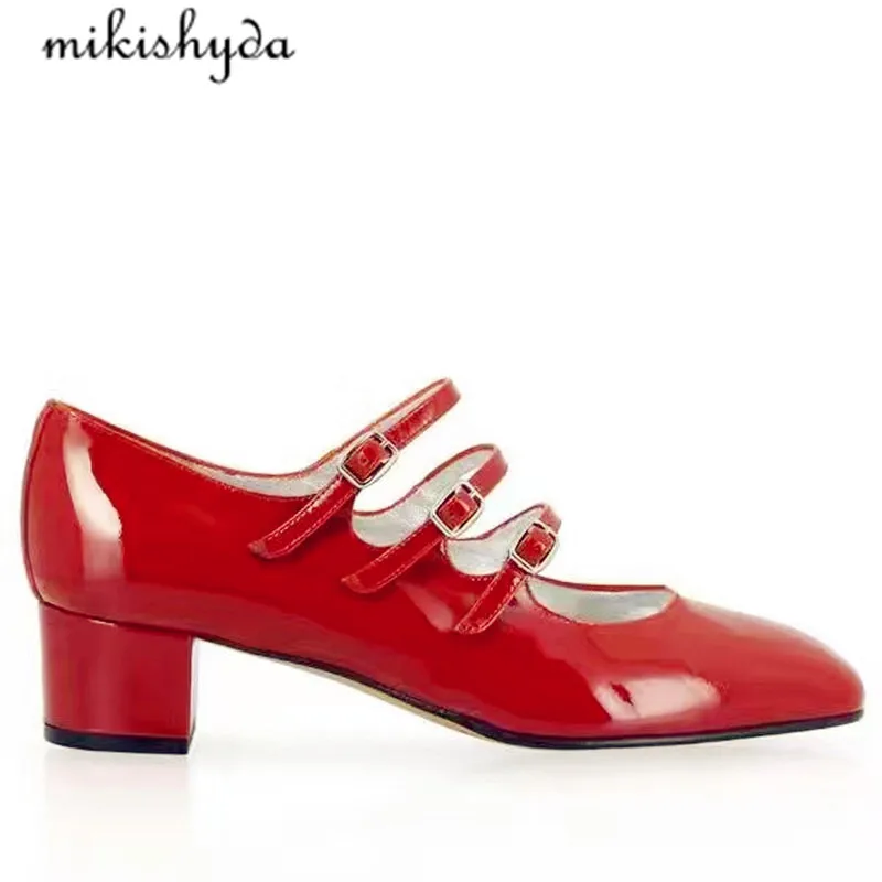 2017 г. модные женские босоножки на среднем каблуке с пряжкой и ремешком красные