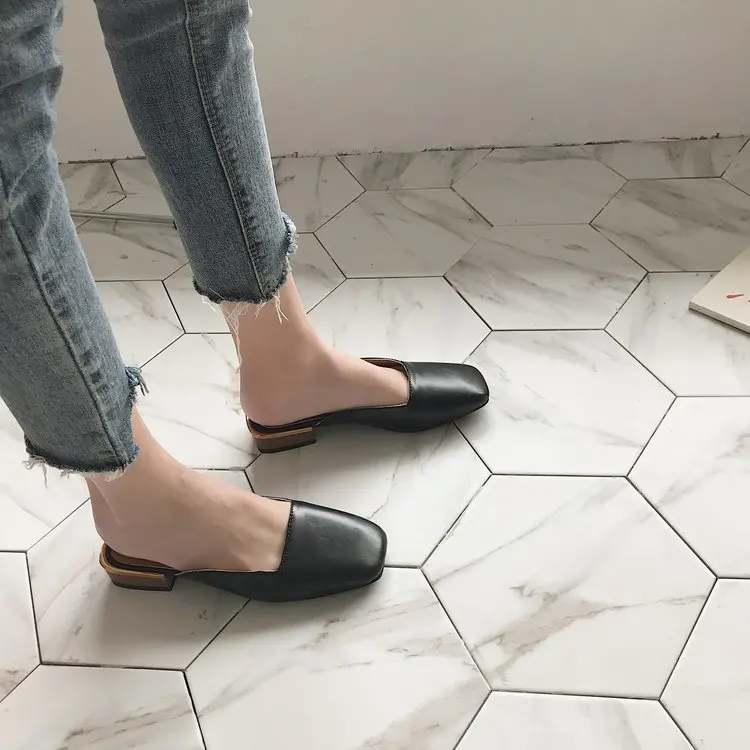 Женская обувь; шлепанцы без задника в горошек; zapatos mujer; коллекция года; сезон лето; модные шлепанцы с квадратным носком; тапочки с закрытым носком; лоферы; цвет черный, белый