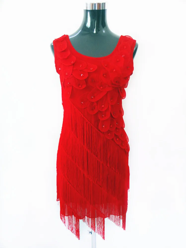 Женское коктейльное платье с бахромой украшенное бусинами и цветами модель 1920 s