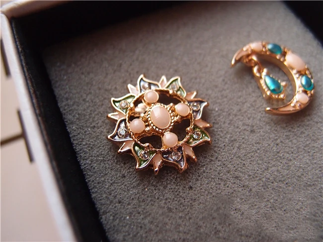 Женские асимметричные серьги-гвоздики в виде Солнца и Луны | Украшения