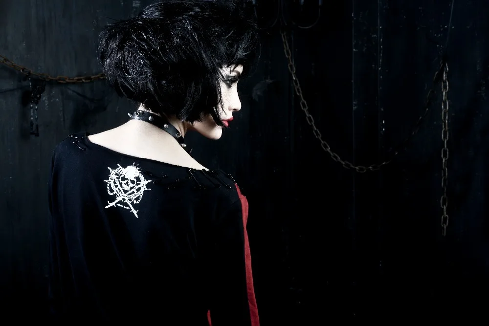 Черно красная хлопковая футболка с длинными рукавами в стиле панк рисунком