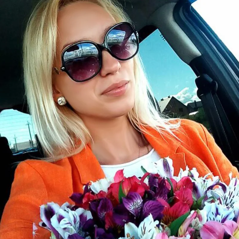 Вечерние серьги-гвоздики в виде большой подушки с золотыми кристаллами FLOLA