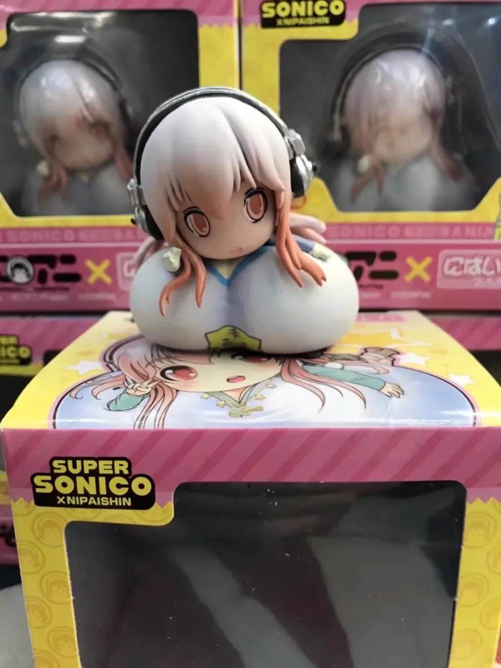 Бесплатная доставка милые 2 &quotАниме Супер Sonico лежать на груди украшение