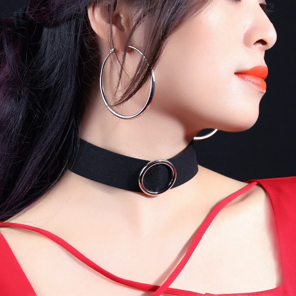 Новогодняя цепочка с подвеской в виде треугольника серебряного цвета|choker