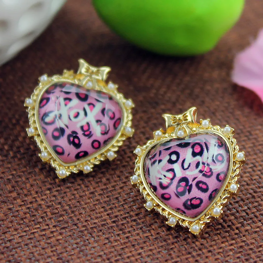 Серьги-гвоздики с леопардовым принтом серьги в форме сердца персикового цвета