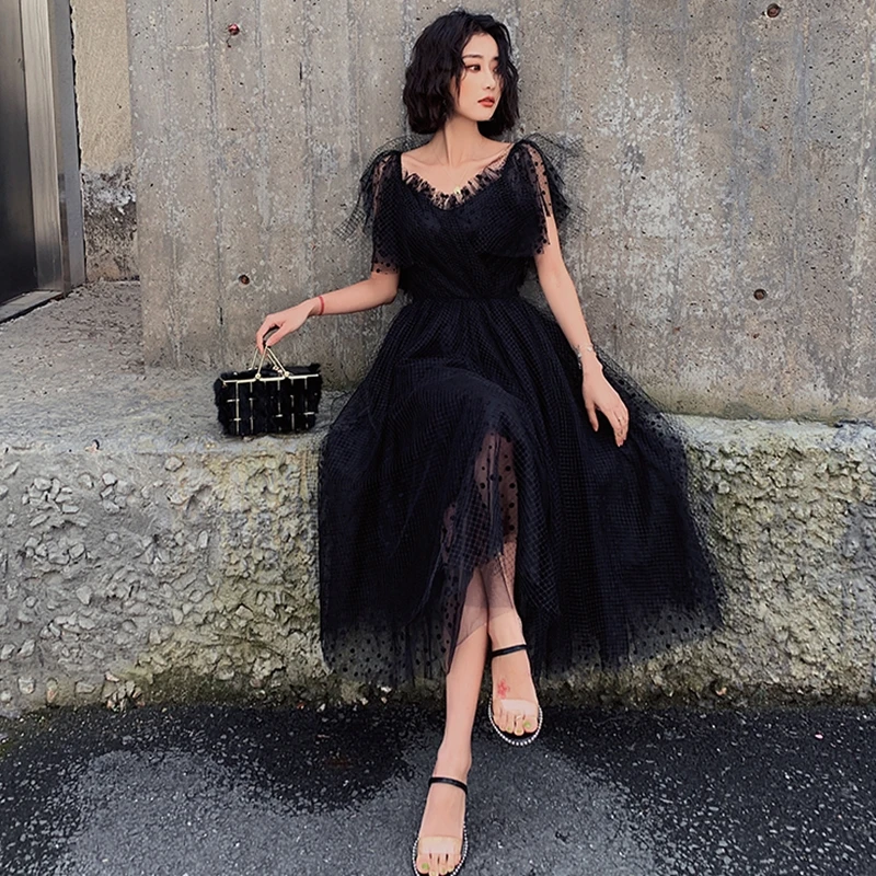 Женское длинное вечернее платье элегантное черное пышное средней длины на