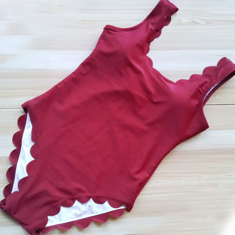 Женские цельные зубчатые купальные костюмы в обтяжку с открытой спиной