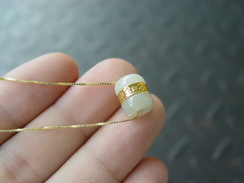 Позолоченный кулон с натуральным нефритом инкрустированный бусинами на