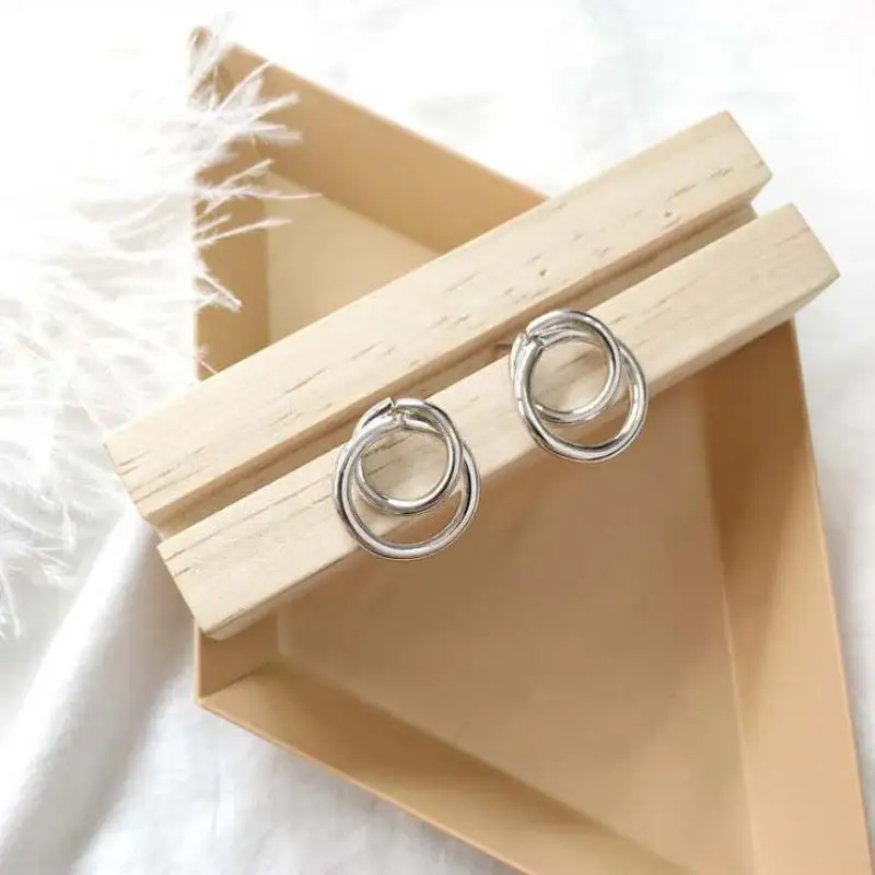 Минималистичные серьги-гвоздики с двумя кольцами золотого/серебряного цвета