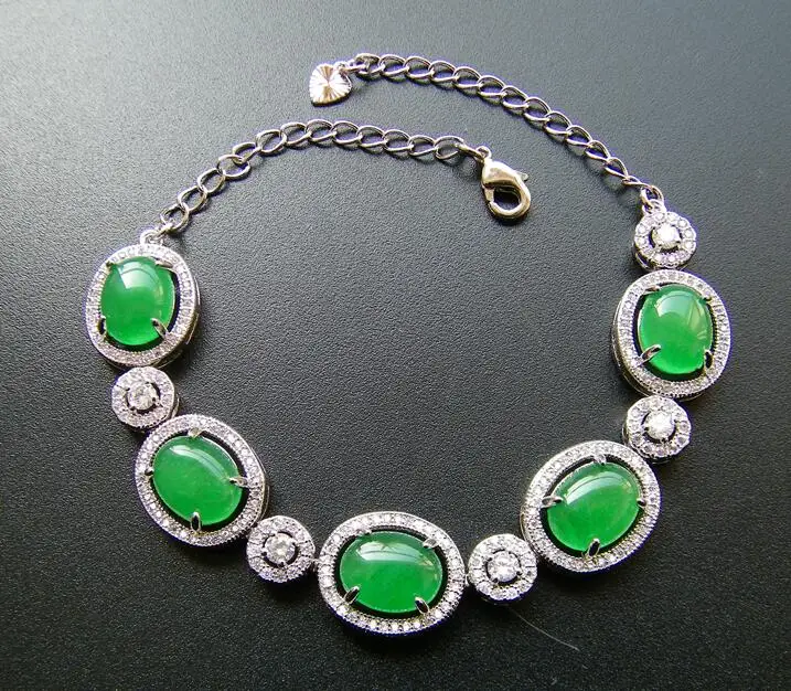 Натуральный кристалл нефрит инкрустированный роскошным браслетом Изумрудный