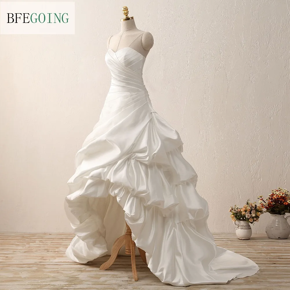 Мягкое атласное свадебное платье цвета слоновой кости длиной до пола с длинным