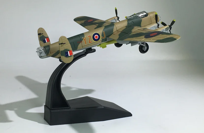 AVRO Lancaster AMER 1/144 Military Model Toys AVRO Lancaster Bomber Fighter Diecast Metal Plane Model Toy for Collection/Gift/Decoration - Цвет: AVRO Lancaster