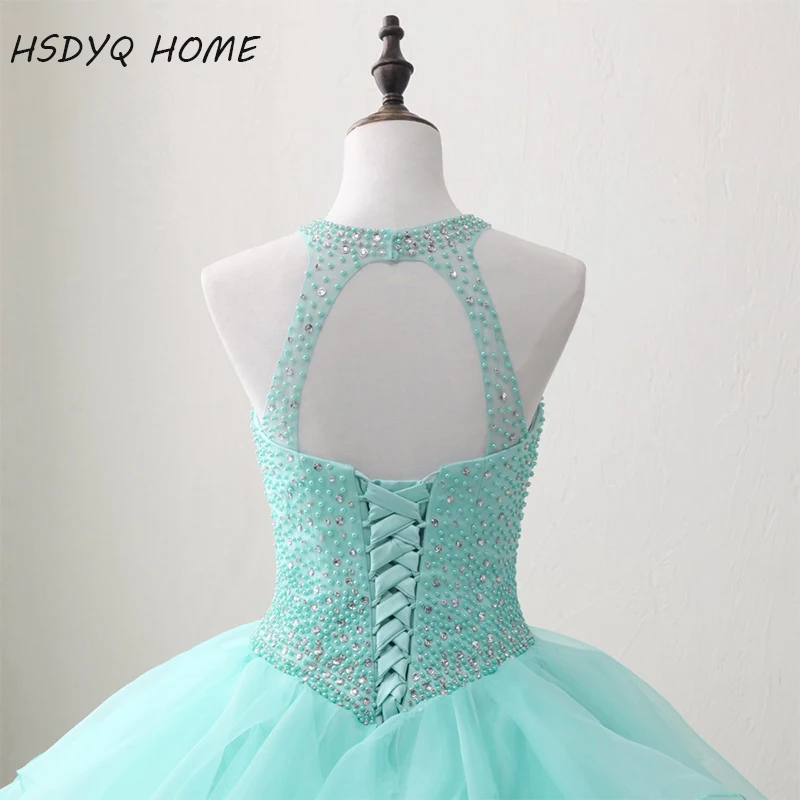 Женское бальное платье без рукавов из органзы с лямкой на шее и бисером длиной до