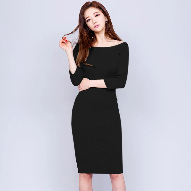 Осеннее однотонное прямое трикотажное платье с вырезом лодочкой женское