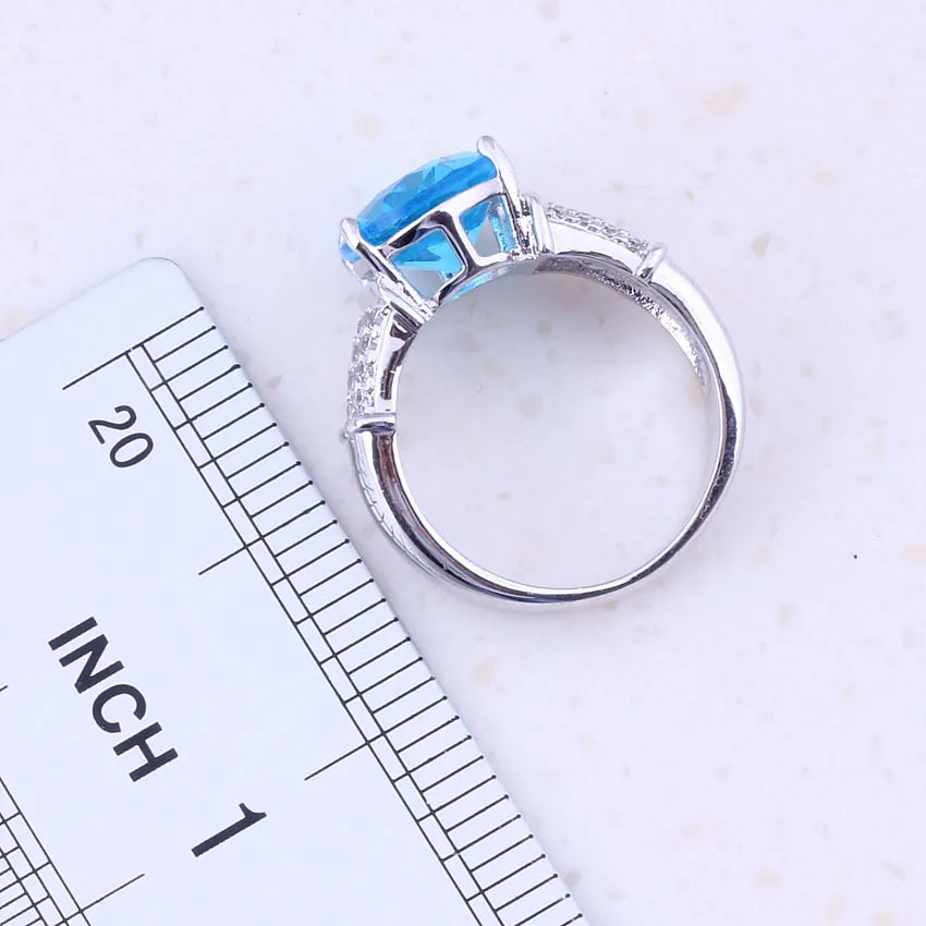 Блестящие кольца небесно голубого цвета с кристаллами и белым цирконием