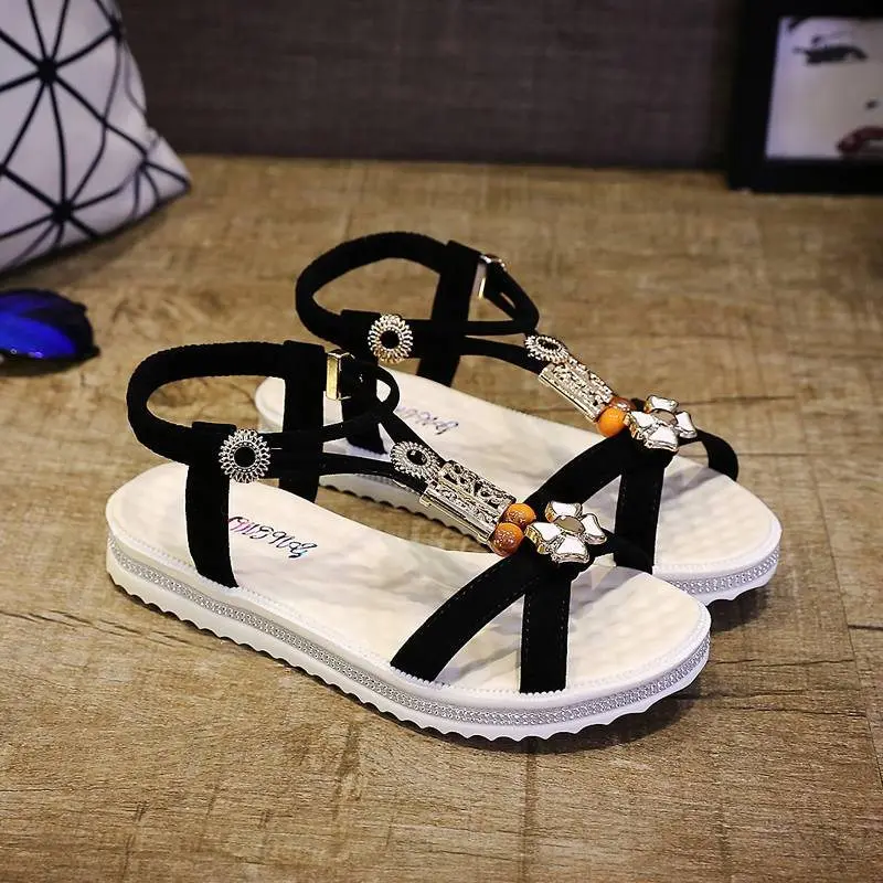 С металлическими украшениями Обувь на плоской подошве женские сандалии 2019