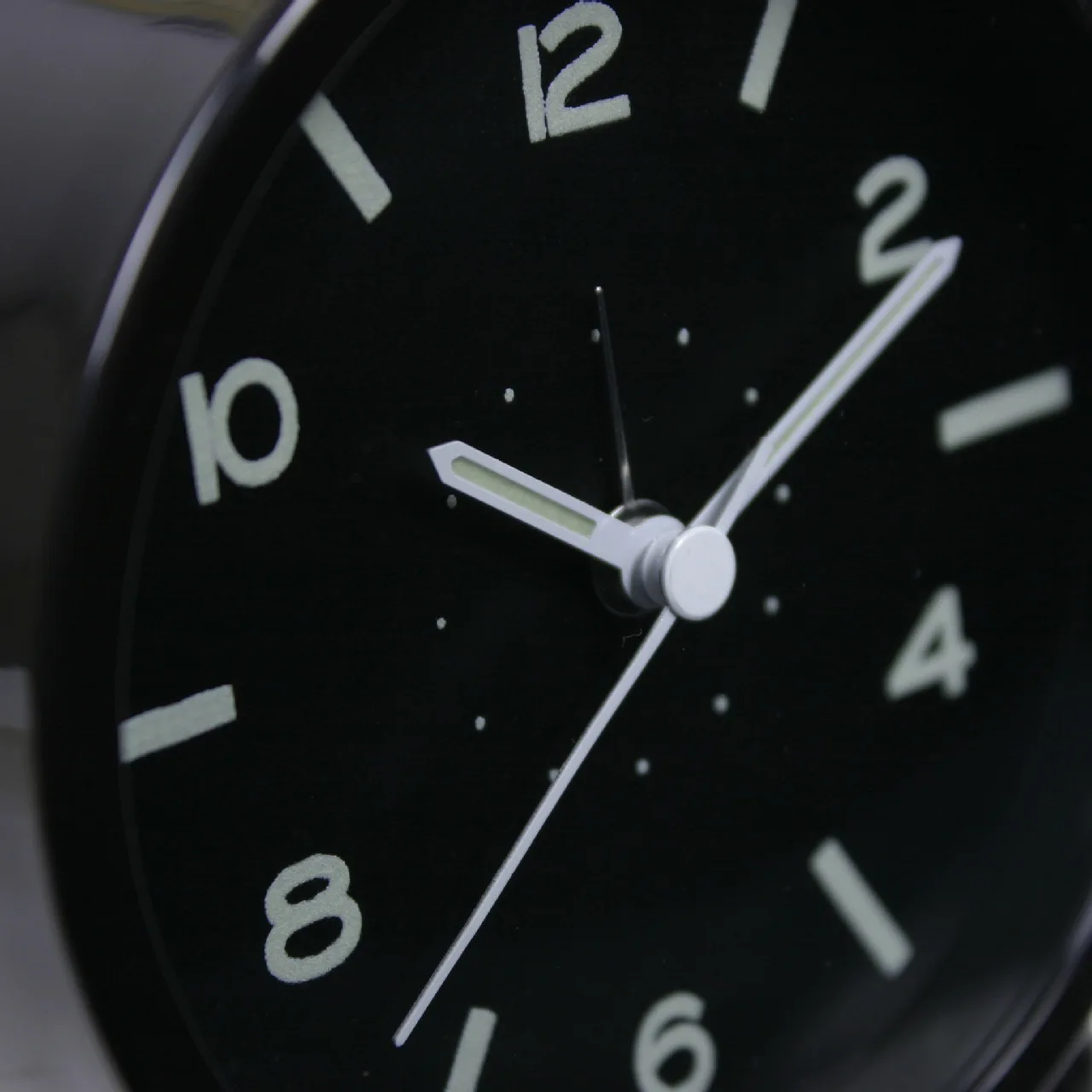 Подарочные часы пластиковые студенческие светящиеся флуоресцентные тишины