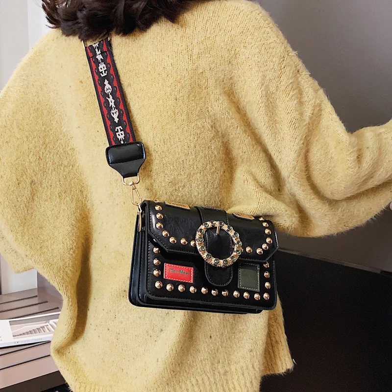 Винтажная сумка квадратная женская с широким ремешком черная из искусственной