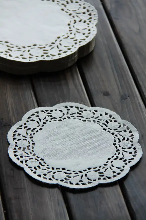

Free shipping 6 inches white flower lace paper pad for cake, wholesale disposable embossed cakes plate plates tray for wedding