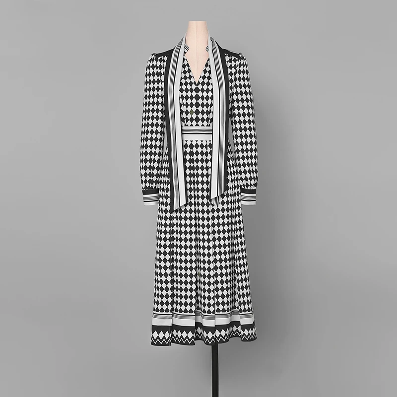 Весенне осеннее женское платье с v образным вырезом черно белое клетчатое узором