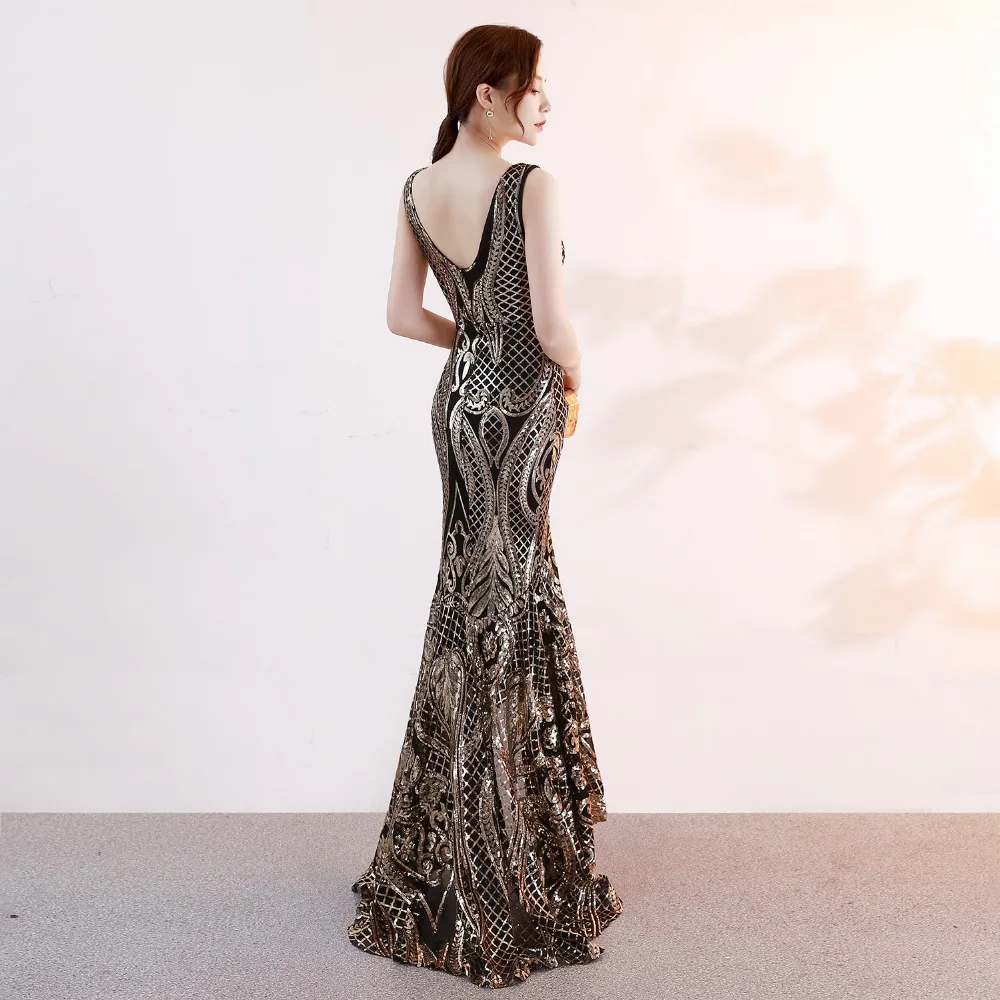 Золотистое платье правильной геометрической формы с блестками v образным