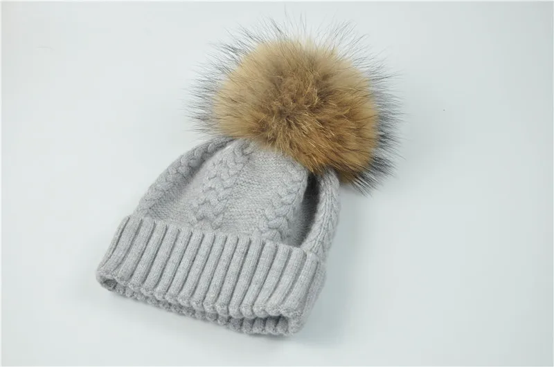 Light grey natural Зимняя шапка с помпоном из натурального меха енота для женщин и девушек, шерстяная вязаная шапка с большим пушистым меховым помпоном, шерстяная кашемировая шапка с мехом ангоры - Цвет: Light grey natural