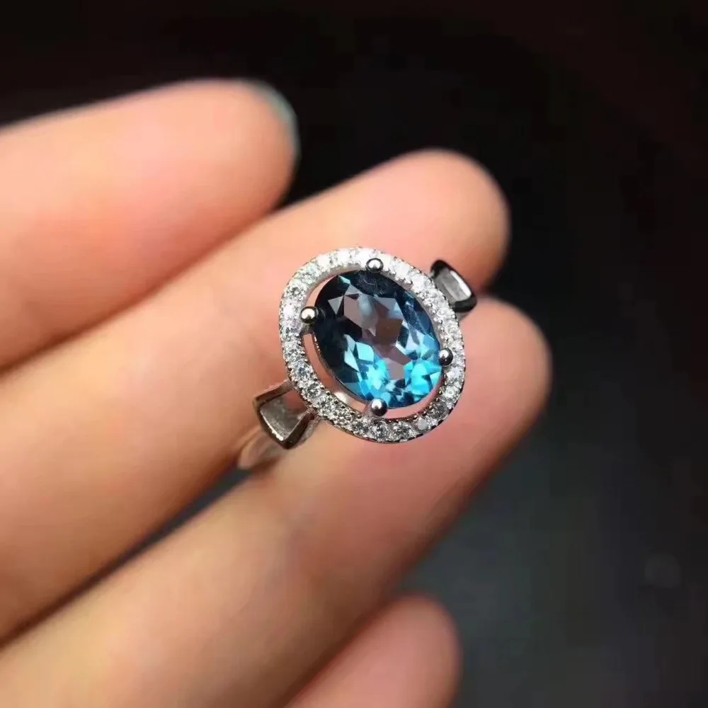 Женское кольцо из серебра 925 пробы с натуральным голубым топазом 6 х8 мм |